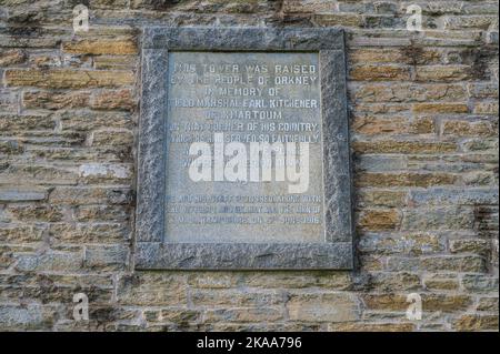 L'image est celle de la tour du mémorial de Kitchener à Marwick Head, dédiée au maréchal Earl Kitchener de Khartoum et à l'équipage du HMS Hampshire Banque D'Images