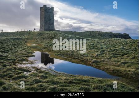 L'image est celle de la tour du mémorial de Kitchener à Marwick Head, dédiée au maréchal Earl Kitchener de Khartoum et à l'équipage du HMS Hampshire Banque D'Images