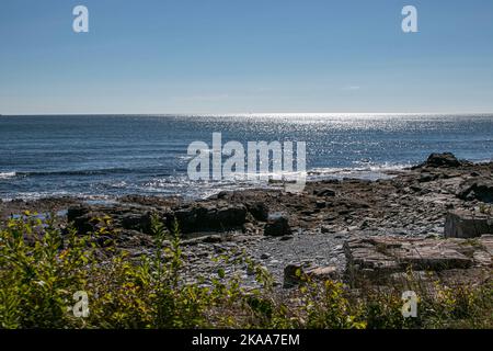 Les vues magnifiques sur la côte de l'extérieur du port de Portland, Maine depuis Peaks Island à l'ouverture du port de Portland. Banque D'Images