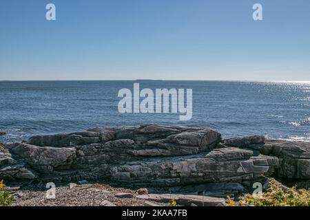 Les vues magnifiques sur la côte de l'extérieur du port de Portland, Maine depuis Peaks Island à l'ouverture du port de Portland. Banque D'Images