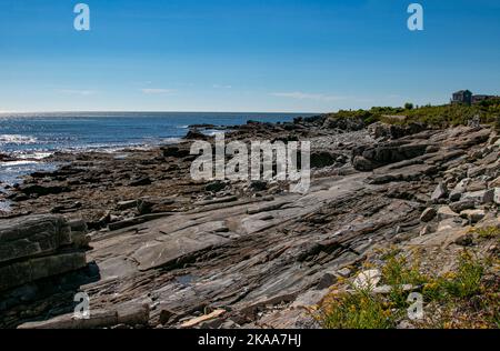 Les vues magnifiques sur la côte de l'extérieur du port de Portland, Maine depuis Peaks Island à l'ouverture du port de Portland. Banque D'Images