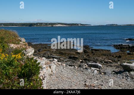 Les vues magnifiques sur la côte de l'extérieur du port de Portland, Maine depuis Peaks Island à l'ouverture du port de Portland. Banque D'Images