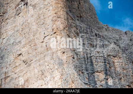 Alpinistes grimpant sur les 3 Zinnen dans les montagnes dolomites, le Tyrol du Sud Banque D'Images