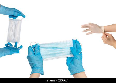 Une femme met un masque de protection avec des gants en caoutchouc bleu. Isolé sur blanc. Banque D'Images