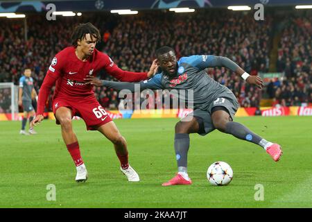 Liverpool, Royaume-Uni. 01st novembre 2022. Tanguy NDombele de Napoli (r) détient Trent Alexander-Arnold de Liverpool. UEFA Champions League, Group A match, Liverpool v Napoli au stade Anfield de Liverpool le mardi 1st novembre 2022. Cette image ne peut être utilisée qu'à des fins éditoriales. Utilisation éditoriale uniquement, licence requise pour une utilisation commerciale. Aucune utilisation dans les Paris, les jeux ou les publications d'un seul club/ligue/joueur. photo par Chris Stading/Andrew Orchard sports Photography/Alamy Live News crédit: Andrew Orchard sports Photography/Alamy Live News Banque D'Images