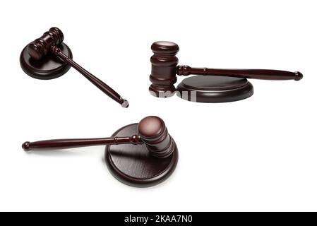 Un juge en bois et une table de son isolés sur un fond blanc.Système de justice du droit conceptuel. Banque D'Images