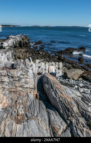 Les vues magnifiques sur la côte de l'extérieur du port de Portland, Maine depuis Peaks Island à l'ouverture du port de Portland. Banque D'Images