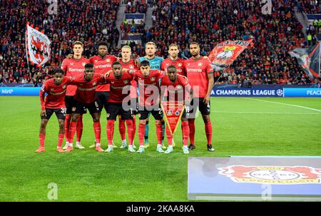 Leverkusen/Allemagne. 1 novembre 2022, équipe LEV, de gauche à droite Patrik SCHICK (LEV), Edmond TAPSOBA (LEV), withchel BAKKER (LEV), goalwart Lukas HRADECKY (LEV), Robert ANDRICH (LEV), Jonathan TAH (LEV), de gauche à droite Jeremie FRIMPOV (LEV), OSAO-OSOU (LEV), OSAO-OLEV, OSAO-OSAO, Calloon (LEV) Premier tour 6.matchday, Bayer 04 Leverkusen (LEV) - Club Bruegge (CB), on 1 novembre 2022 in Leverkusen/ Allemagne. Banque D'Images