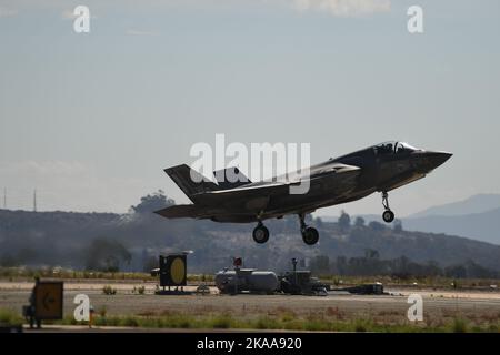 USMC F-35B Lightning II débarque au MCAS Miramar à San Diego, Californie Banque D'Images