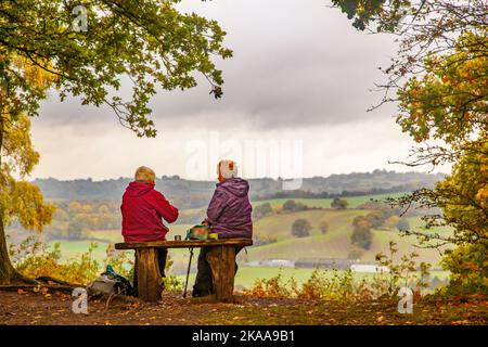Deux femmes de médules âgées se sont assises sur un banc pour pique-niquer sur le Kinver Edge Staffordshire England Banque D'Images