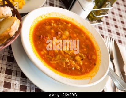 Soupe espagnole, pois chiches cuits, poivre et tripe de bœuf dans un bol Banque D'Images