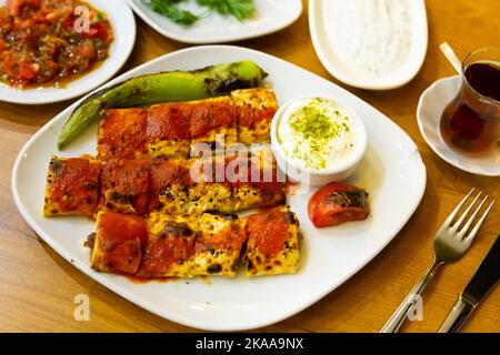 Le bœuf traditionnel turc est le sarma du bœuf haché grillé, enveloppé de pain plat Banque D'Images