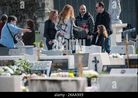 Porto, Portugal. 01st novembre 2022. Les familles visitent le cimetière de Lordelo do Ouro ensemble pendant la Toussaint. 1 novembre, les familles se rappellent leurs proches décédés. Une tradition qui se passe depuis des centaines d'années. Le Pape Grégoire III, au 7th siècle, consacra une chapelle à tous les saints de la basilique Saint-Pierre. C'est au 9th siècle que le Pape Grégoire IV a établi cette fête pour toute l'Église. Crédit : SOPA Images Limited/Alamy Live News Banque D'Images