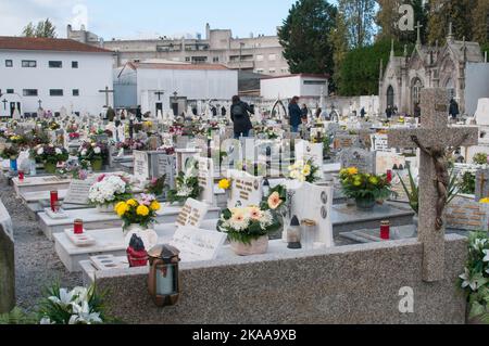 Porto, Portugal. 01st novembre 2022. Vue sur le cimetière de Lordello do Ouro à Porto. 1 novembre, les familles se rappellent leurs proches décédés. Une tradition qui se passe depuis des centaines d'années. Le Pape Grégoire III, au 7th siècle, consacra une chapelle à tous les saints de la basilique Saint-Pierre. C'est au 9th siècle que le Pape Grégoire IV a établi cette fête pour toute l'Église. Crédit : SOPA Images Limited/Alamy Live News Banque D'Images