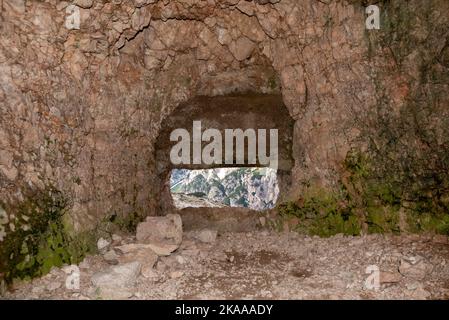 Vue à travers un vieux embrasure dans une forteresse alpine de la première Guerre mondiale, marquant l'ancienne frontière austro-italienne dans les Dolomites, Tirol du Sud Banque D'Images