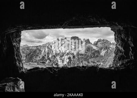 Vue à travers un vieux embrasure dans une forteresse alpine de la première Guerre mondiale, marquant l'ancienne frontière austro-italienne dans les Dolomites, Tirol du Sud Banque D'Images