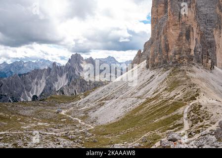 Le sentier de randonnée autour des montagnes emblématiques de trois sommets dans les Dolomites, le Tyrol du Sud en Italie Banque D'Images