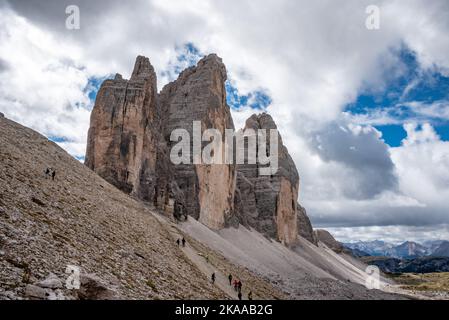 Le sentier de randonnée autour des montagnes emblématiques de trois sommets dans les Dolomites, le Tyrol du Sud en Italie Banque D'Images