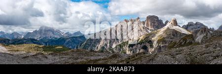 Paysage de montagne pittoresque et calme dans les environs des célèbres montagnes des trois pics, Dolomites dans le sud du Tyrol Banque D'Images