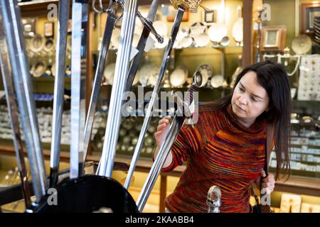 Femme touriste choisit des souvenirs traditionnels pour la ville de Tolède. Espagne Banque D'Images