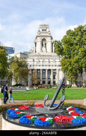 Four Seasons Hotel & Royal Navy Memorial, Trinity Square Gardens, Tower Hill, London Borough of Tower Hamlets, Greater London, Angleterre, Royaume-Uni Banque D'Images