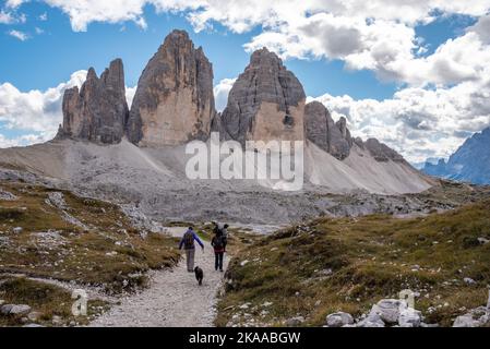 Une femme randonnée solitaire avec son chien autour des montagnes de Drei Zinnen, les Dolomites dans le Tyrol du Sud Banque D'Images