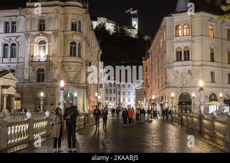 Centre d'informations touristiques de Ljubljana, château Rain place, Philip Mansion, Filipov dvorec, de l'autre côté de Tromostovje (pont triple), Ljubljana, Slovénie Banque D'Images