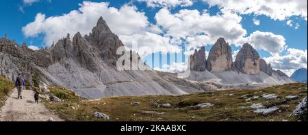 Une femme randonnée solitaire avec son chien autour des montagnes de Drei Zinnen, les Dolomites dans le Tyrol du Sud Banque D'Images