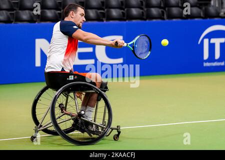 OSS, PAYS-BAS - NOVEMBRE 1: Joachim Gerard de Belgique joue un revers dans son match des hommes célibataires contre Gustavo Fernandez de l'Argentine pendant le jour 3 des 2022 maîtres de tennis en fauteuil roulant ITF au Sportcentrum de Rusheuvel sur 1 novembre 2022 à OSS, pays-Bas (photo de René Nijhuis/Orange Pictures) Banque D'Images