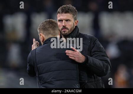 Michael Carrick directeur de Middlesbrough pats Andy Dawson directeur intérimaire de Hull City dans le dos après la perte de la ville 1-3 pendant le match de championnat Sky Bet Hull City vs Middlesbrough au MKM Stadium, Hull, Royaume-Uni, 1st novembre 2022 (photo de Mark Cosgrove/News Images) Banque D'Images