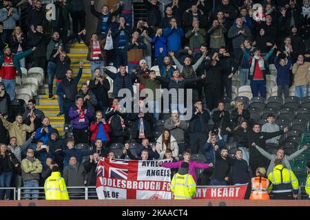 Hull, Royaume-Uni. 01st novembre 2022. Les supporters de Middlesbrough applaudissent leur équipe après le match de championnat Sky Bet Hull City vs Middlesbrough au MKM Stadium, Hull, Royaume-Uni, 1st novembre 2022 (photo de James Heaton/News Images) à Hull, Royaume-Uni, le 11/1/2022. (Photo de James Heaton/News Images/Sipa USA) crédit: SIPA USA/Alay Live News Banque D'Images