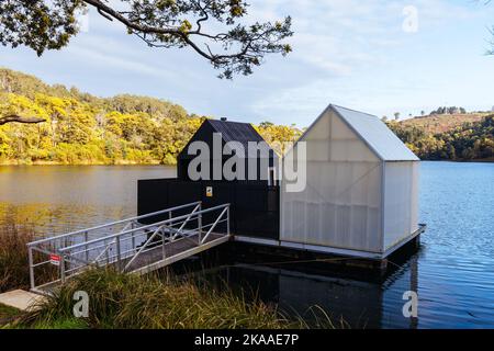 DERBY, AUSTRALIE - 22 SEPTEMBRE 2022 : Briseis Hole (lac Derby) et le célèbre sauna flottant dans la ville rurale de Derby, le matin d'une froide source Banque D'Images