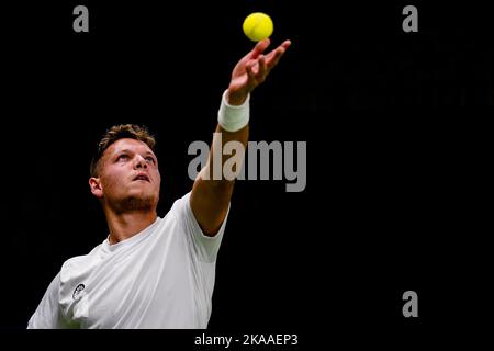 OSS, PAYS-BAS - NOVEMBRE 1 : Ruben Spaargaren des pays-Bas sert dans son double match hommes avec Tom Egberink des pays-Bas contre Martin de la Puente d'Espania et Gustavo Fernandez de l'Argentine pendant le jour 3 des 2022 ITF tennis en fauteuil roulant Masters au Sportcentrum de Rusheuvel sur 1 novembre 2022 à OSS, pays-Bas (Photo de Rene Nijhuis/Orange Pictures) Banque D'Images