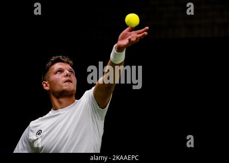 OSS, PAYS-BAS - NOVEMBRE 1 : Ruben Spaargaren des pays-Bas sert dans son double match hommes avec Tom Egberink des pays-Bas contre Martin de la Puente d'Espania et Gustavo Fernandez de l'Argentine pendant le jour 3 des 2022 ITF tennis en fauteuil roulant Masters au Sportcentrum de Rusheuvel sur 1 novembre 2022 à OSS, pays-Bas (Photo de Rene Nijhuis/Orange Pictures) Banque D'Images