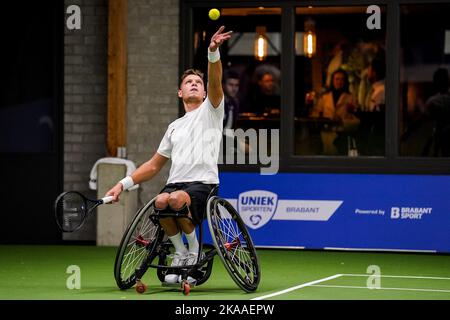 OSS, PAYS-BAS - NOVEMBRE 1 : Ruben Spaargaren des pays-Bas sert dans son double match hommes avec Tom Egberink des pays-Bas contre Martin de la Puente d'Espania et Gustavo Fernandez de l'Argentine pendant le jour 3 des 2022 ITF tennis en fauteuil roulant Masters au Sportcentrum de Rusheuvel sur 1 novembre 2022 à OSS, pays-Bas (Photo de Rene Nijhuis/Orange Pictures) Banque D'Images