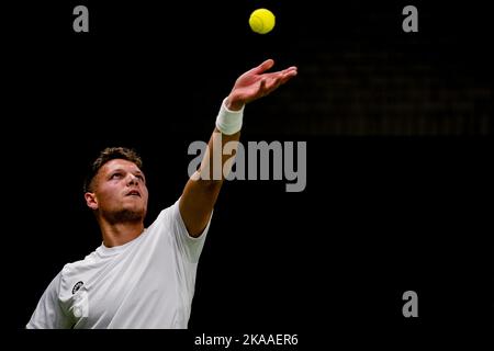 OSS, PAYS-BAS - NOVEMBRE 1 : Ruben Spaargaren des pays-Bas sert dans son double match hommes avec Tom Egberink des pays-Bas contre Martin de la Puente d'Espania et Gustavo Fernandez de l'Argentine pendant le jour 3 des 2022 ITF tennis en fauteuil roulant Masters au Sportcentrum de Rusheuvel sur 1 novembre 2022 à OSS, pays-Bas (Photo de Rene Nijhuis/Orange Pictures) Banque D'Images