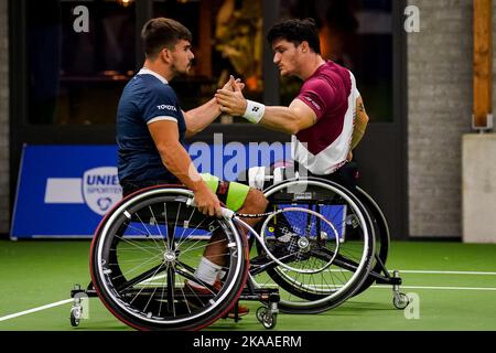 OSS, PAYS-BAS - NOVEMBRE 1 : Martin de la Puente d'Espagne et Gustavo Fernandez d'Argentine célèbrent un point dans leur double match masculin contre Tom Egberink des pays-Bas et Ruben Spaargaren des pays-Bas. Au cours du jour 3 des Masters de tennis en fauteuil roulant 2022 de l'ITF au Sportcentrum de Rusheuvel sur 1 novembre, 2022 à OSS, pays-Bas (photo de René Nijhuis/Orange Pictures) Banque D'Images