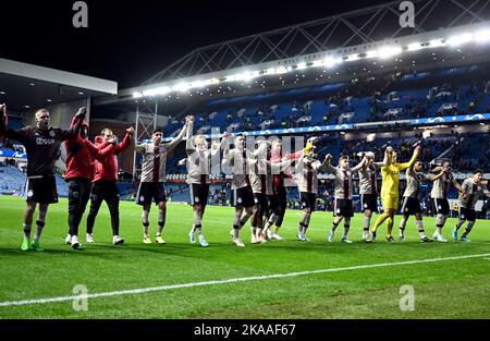 Glasgow, Écosse, 1st novembre 2022. Les joueurs d'Ajax célèbrent avec leurs fans après le match de l'UEFA Champions League au stade Ibrox de Glasgow. Le crédit photo devrait se lire: Neil Hanna / Sportimage Banque D'Images