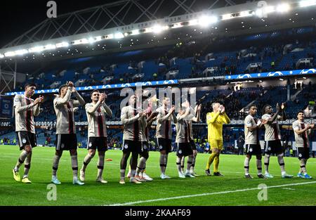 Glasgow, Écosse, 1st novembre 2022. Les joueurs d'Ajax célèbrent avec leurs fans après le match de l'UEFA Champions League au stade Ibrox de Glasgow. Le crédit photo devrait se lire: Neil Hanna / Sportimage Banque D'Images