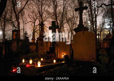 Varsovie, Pologne. 01st novembre 2022. De vieilles tombes à croix sont vues le jour de la Toussaint au cimetière Pow?zki. Toussaint/All Souls' Day (ou Dzie ? Zaduszny en polonais) est une fête publique et une occasion de se souvenir des morts. En ce jour, les gens prennent des fleurs et des bougies aux cimetières. Dans l'obscurité, tout le cimetière est plein de lumières. Le cimetière Pow?zki (ou Old Pow?zki) est une nécropole historique de Varsovie. C'est le cimetière le plus célèbre de la ville et l'un des plus anciens. Crédit : SOPA Images Limited/Alamy Live News Banque D'Images