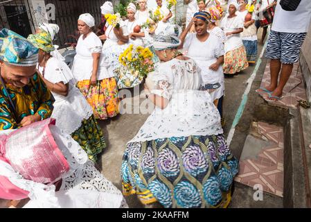 Saubara, Bahia, Brésil - 12 juin 2022: Membres du Candomble dansant et chantant à la maison religieuse dans le district de BOM Jesus dos Pobre, ville de Saubara. Banque D'Images