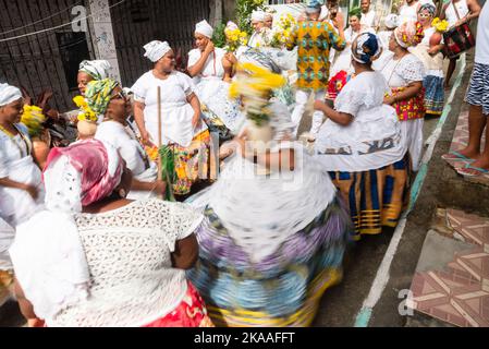 Saubara, Bahia, Brésil - 12 juin 2022: Membres du Candomble dansant et chantant à la maison religieuse dans le district de BOM Jesus dos Pobre, ville de Saubara. Banque D'Images