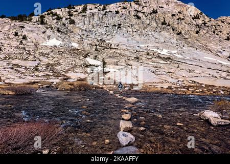 Traversée du ruisseau Evolution, des lacs Rae, du bassin Evolution, du parc national Kings Canyon, du sentier Pacific Crest, États-Unis Banque D'Images