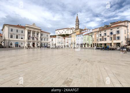 Hôtel de ville, église Saint Jurija, tour de l'horloge, statue de Giuseppe Tartini, place centrale de Tartini Piran, Slovénie Banque D'Images