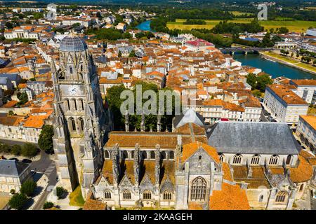 Vue sur le quartier historique de Saintes avec cathédrale, France Banque D'Images