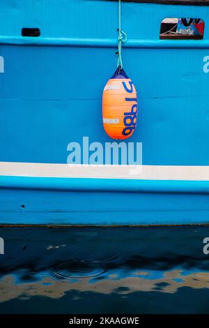 Bouées et flotteurs de pêche colorés. Bateaux de pêche affrétés et commerciaux dans le port, Kodiak, Alaska, États-Unis. Banque D'Images