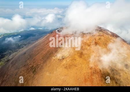 Vue aérienne du cratère du volcan Tyatya, île de Kunashir, îles Kuril, Russie Banque D'Images