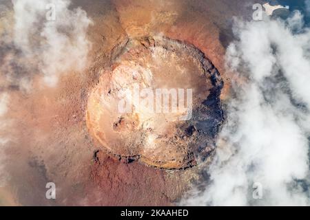 Vue aérienne du cratère du volcan Tyatya, île de Kunashir, îles Kuril, Russie Banque D'Images