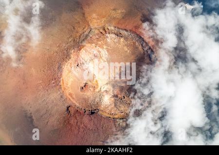 Vue aérienne du cratère du volcan Tyatya, île de Kunashir, îles Kuril, Russie Banque D'Images