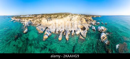 Rochers blancs et grottes de mer vue panoramique côtière d'en haut, près de Paphos, Chypre Banque D'Images
